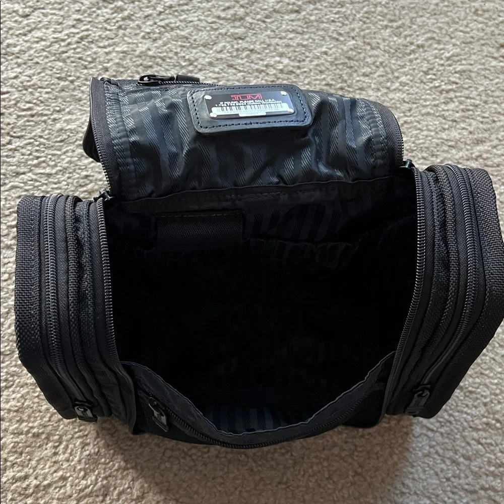 Tumi Black Travel Toiletry Cosmetics Bag Unisex Hang Organizer Storage Bathroom
